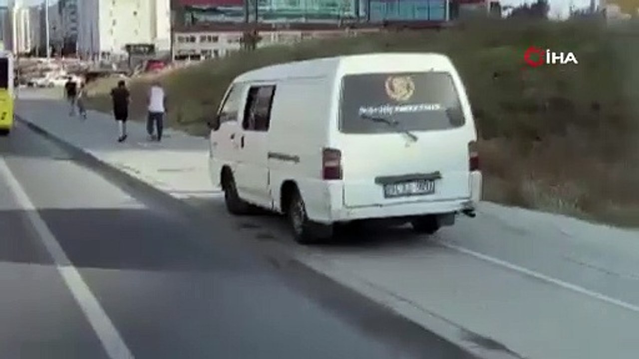 Yuh artık kaldırımda araç sürdü. Bir de korna çalıp yol istedi