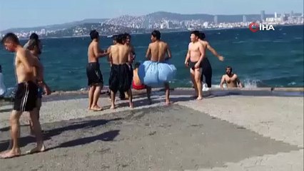 Büyükada’da çöp poşetiyle denize girdiler