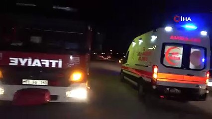 Çarpışan iki otomobil hurdaya döndü