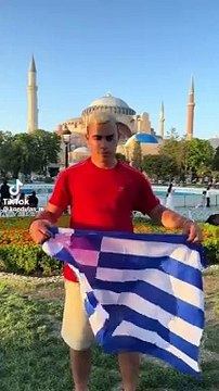 Ayasofya önünde Yunan bayrağı açıp ‘Bir gün gerçek sahibine dönecek’ dedi. Hadi oradan hadsiz Yunan