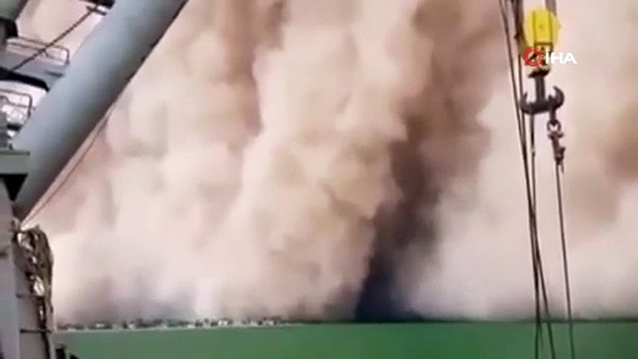 Şehri kum fırtınası vurunca gökyüzü turuncuya döndü