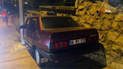 Aydınlatma direğine çarpan otomobilin sürücüsü yaralandı
