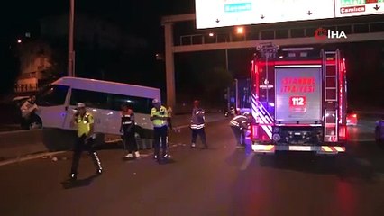 Kontrolden çıkan servis minibüsü refüje çarptı