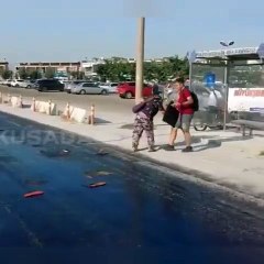 Kuşadası’nda asfalt eridi terlikler yola yapıştı