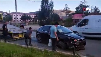 Tır, otomobili refüje sürükledi