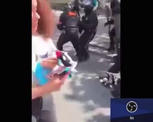 Fransız Polisi, protestoculara coplarla dayak attı.