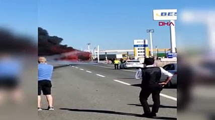 Bariyerlere çarpan TIR alev alev yandı