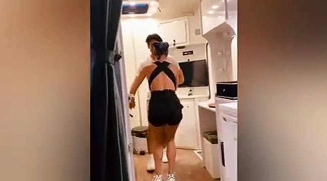 Demet Özdemir ile Şükrü Özyıldız karavanda dans etti. Sosyal medya yıkıldı