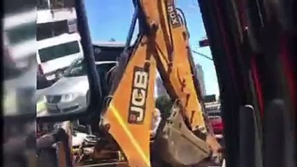 Ümraniye'de yok artık dedirten görüntü. Tartıştığı sürücüye kepçeyle vurmaya çalıştı