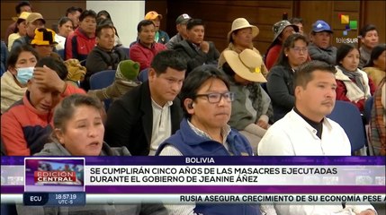 Скачать видео: En Bolivia continúa paralizado el juicio contra 24 personas acusadas por 2 masacres