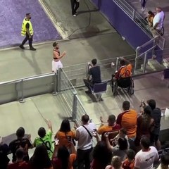 Mertens'in davranışı gönülleri fethetti. Tribündeki bir taraftara formasını hediye etti