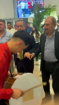 Abdüllatif Şener’den eleştirilere halaylı yanıt. Kılıçdaroğlu’na oy vermediğini açıklamıştı