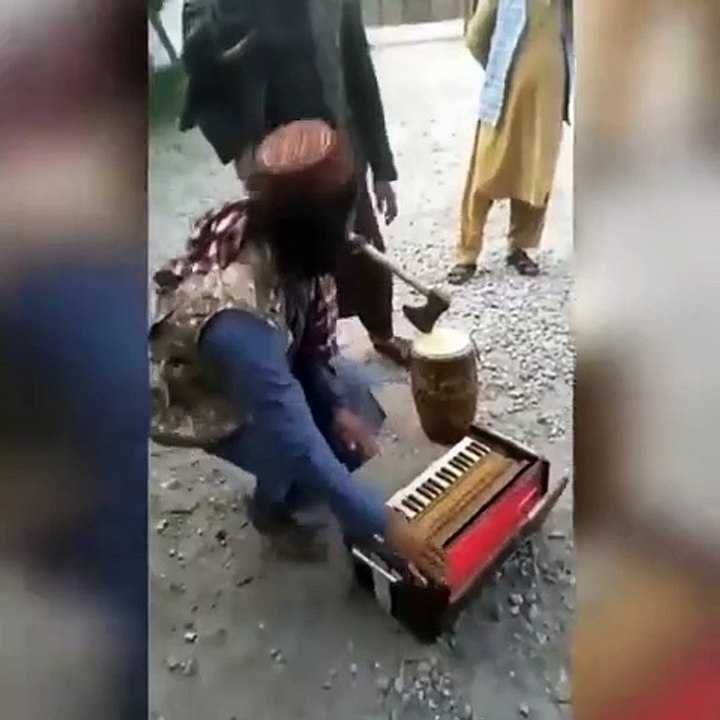 Taliban caiz olmadığı gerekçesiyle müzik aletlerini kırdı