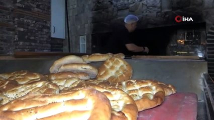 El Nino sıcakları Adana'yı kavurdu. Fırıncılar çareyi kafalarını buzlu suya sokmakta buldu