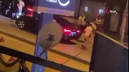 Erkeklerin yapamadığını kadın yaptı. Kavganın ortasına girdi