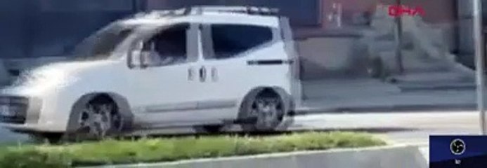 Yol kenarında soyunan kadın kazaya neden oldu