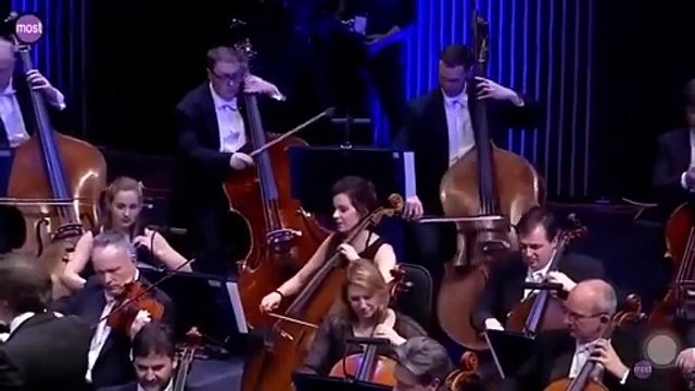 İngiliz Kraliyet Orkestrası Sezen Aksu'yu Sezen Aksu'dan daha iyi çaldı. Efsaneler arasına girdi