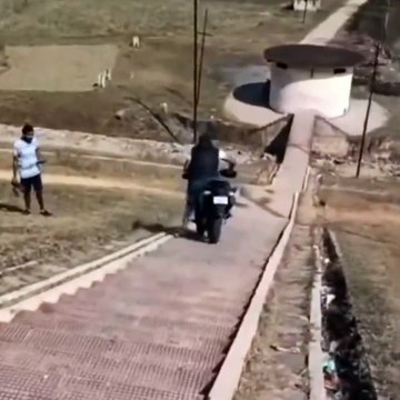 Motorla şov yapayım derken canından oluyordu