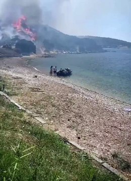 İzmir’deki orman yangını yazlık evlere sıçradı: Vatandaşlar denizden tahliye ediliyor