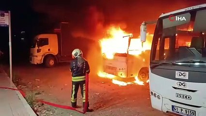 Park halindeki midibüs yandı