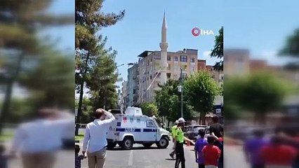 Depremde hasar gören minare böyle yıkıldı