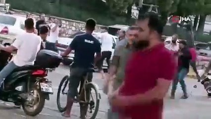 Sopa kemer şişelerle birbirlerine saldırdılar. Kavga dakikalarca sürdü