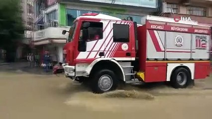 Sağanak yağış yolları göle çevirdi