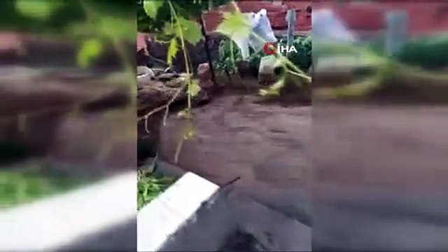 Aliağa’yı sağanak vurdu: Taşan dere eski köprüyü yıktı