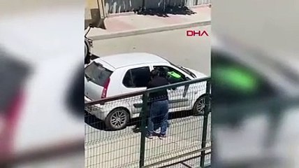 Sokak ortasında kadına şiddet. Çevredekileri de tehdit etti