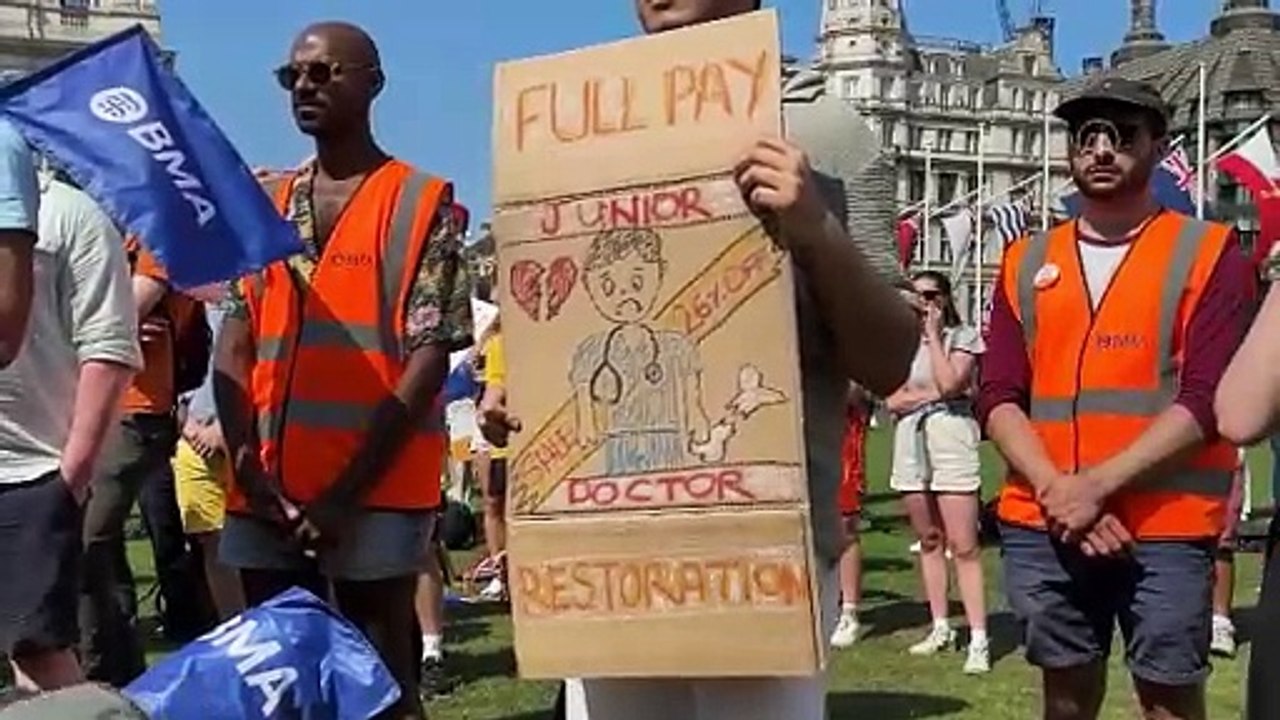 İngiltere'de pratisyen hekimler maaşları ve çalışma şartlarını protesto etti