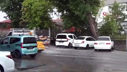 Kars’ta sağanak yağış caddeleri göle çevirdi