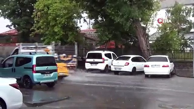 Kars’ta sağanak yağış caddeleri göle çevirdi