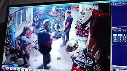 Kompresörle hava basılan kamyon lastiği patladı, o anlar kamerada