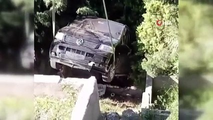 Araç mezarların üstüne uçtu