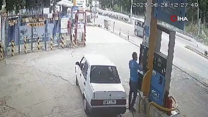 Bayramın ilk günü kontrolden çıkan lüks otomobilin aydınlatma direğine çarptı