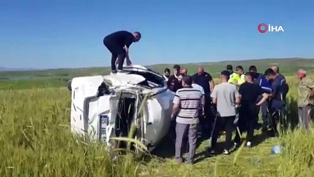 Çorum’da çarpışan otomobiller tarlaya uçtu