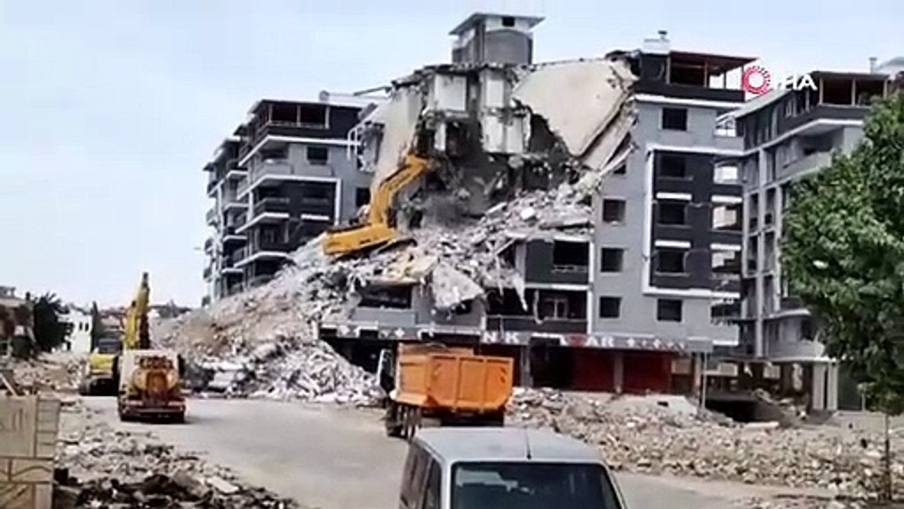 Ağır hasarlı binayı yıkan kepçe operatörü enkaz altında kaldı