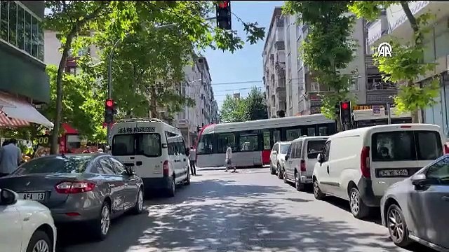 İstanbul’da tramvay raydan çıktı: Vatman kapıları açıp yolcuları tahliye etti