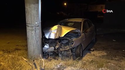 Sürücünün kontrolünden çıkan araç aydınlatma direğine çarptı: 6 yaralı