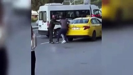 Taksi şoförü ile minibüs şoförü caddeyi ringe çevirdi. O anları çeken ise boks maçı gibi kavgayı anlattı