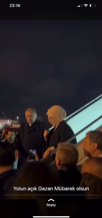 Rıdvan Dilmen Mesut Özil Göksel Gümüşdağ Erdoğan'ın uçağına binmek için yarıştı. Fotoğraf için en kral yeri bakın kim kaptı?