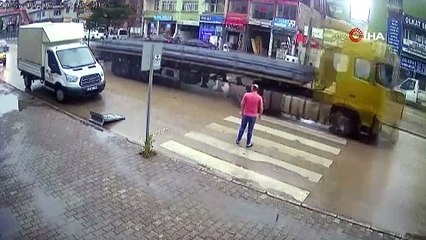 Yayaya yol veren otomobile çarptı