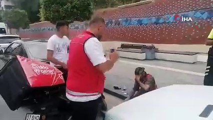 Otomobilin çarpıp kaçtığı motosikletli kurye yaralandı