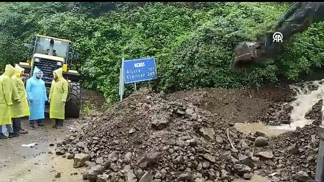 Sağanak nedeniyle Yağlıdere-Alucra kara yolu ulaşıma kapandı
