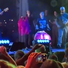 Ünlü şarkıcıya sahnede telefon fırlattılar! Son durumunu paylaştı