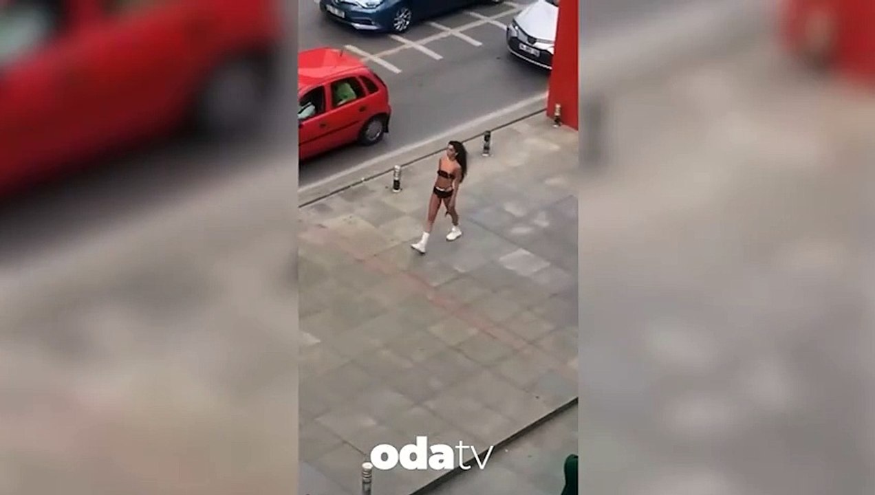 Gizemli kadının gizemli yürüyüşü. Her gün aynı saatte aynı yerde şekilde