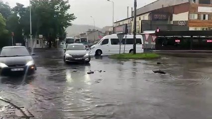 Kayseri'yi sağanak vurdu: Cadde ve sokaklar göle döndü, bahçeleri su bastı