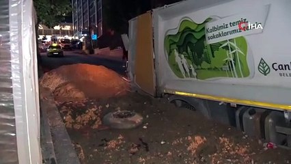 Çamura saplanan çöp kamyonu işçilerin üzerine devrildi