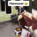 Metroda eliyle yemek yedi. Herkes şaştı kaldı