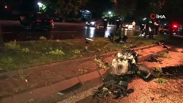 Ağaca çarpan otomobilin motoru karşı şeride uçtu